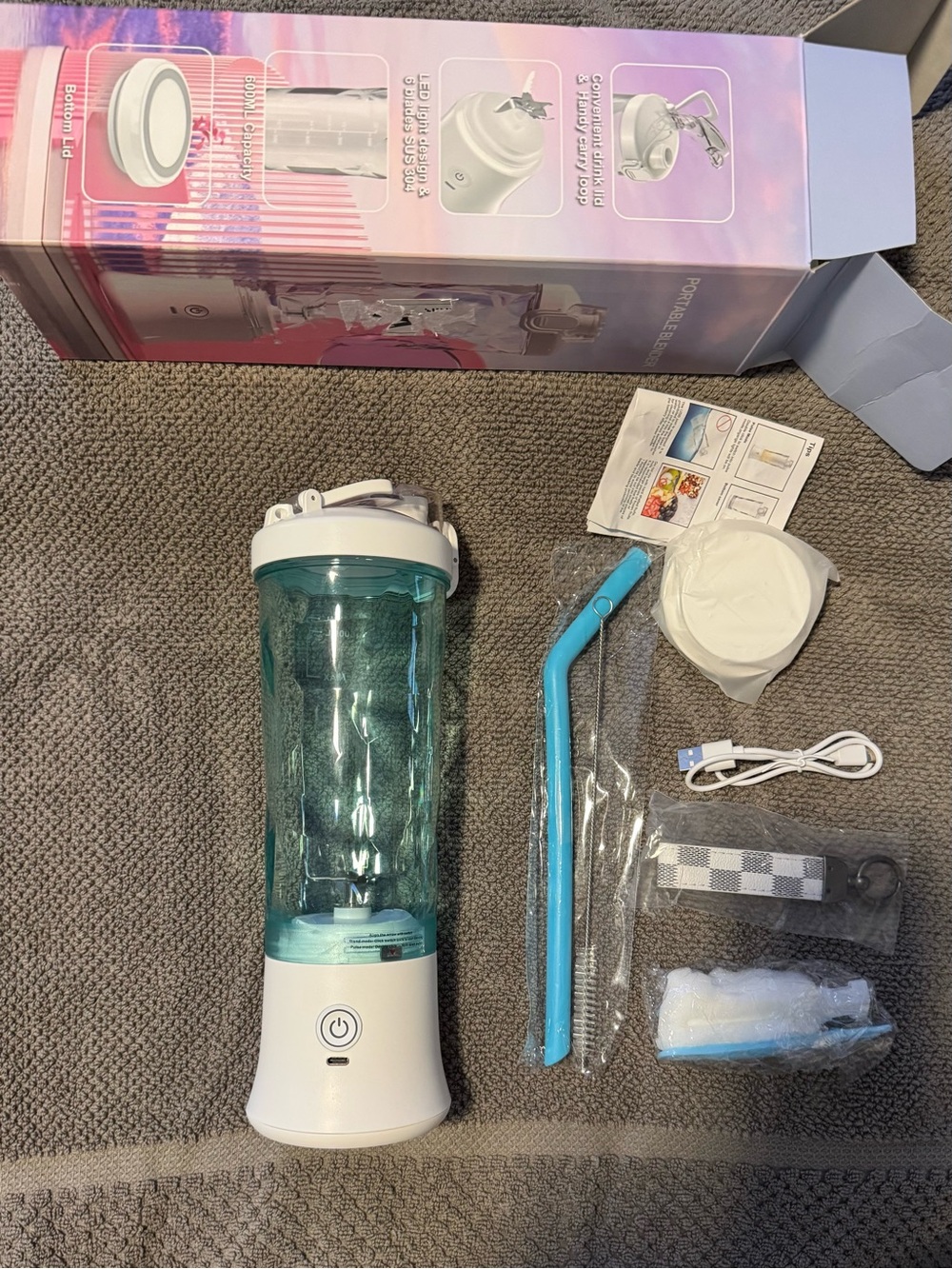20 oz Teal and White Portable Blender with multi Lights Indicator!